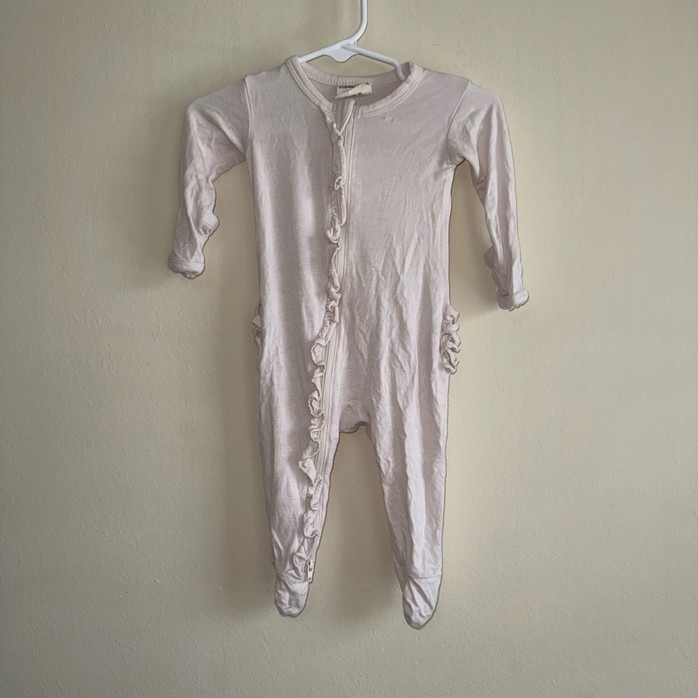 Spearmint Love 2-Way Ruffle Zip Footie in Cream 0-3 months